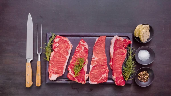 Ham New York şerit biftek ağaç kesme tahtası.