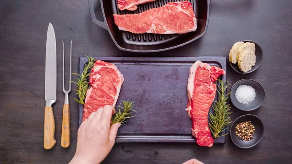 Dökme demir tavada ham New York şerit biftek.