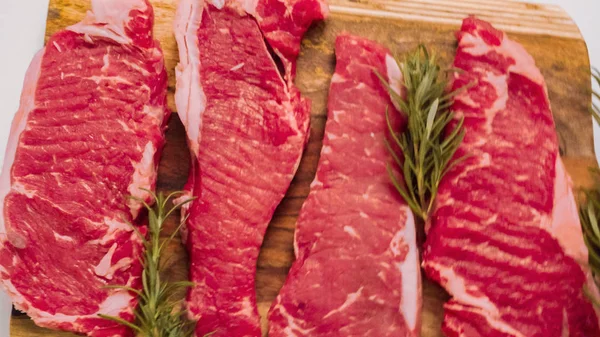 Ham New York şerit biftek ağaç kesme tahtası.