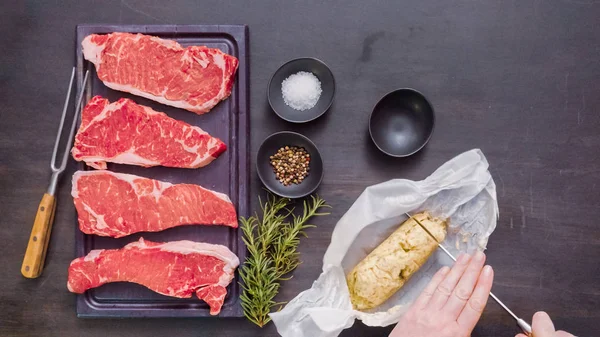 Ham New York şerit biftek ağaç kesme tahtası.