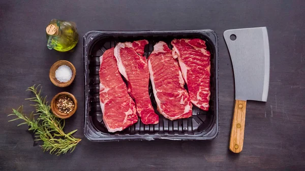 Filetes Crudos Tiras Nueva York Envases Carne Plástico Negro —  Fotos de Stock