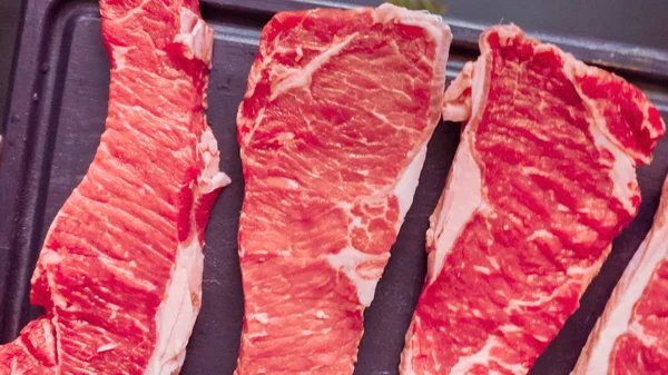 Ham New York şerit biftek ağaç kesme tahtası.