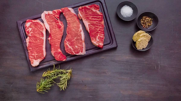 Ham New York şerit biftek ağaç kesme tahtası.