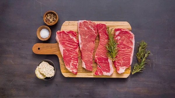 Ham New York şerit biftek ağaç kesme tahtası.