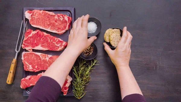 Ham New York şerit biftek ağaç kesme tahtası.