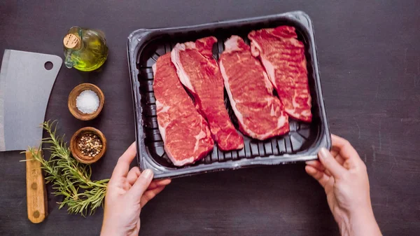 Rohe New York Streifen Steaks Schwarzem Plastikverpackungsbehälter Für Fleisch — Stockfoto