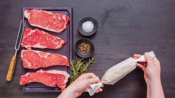 Ham New York şerit biftek ağaç kesme tahtası.