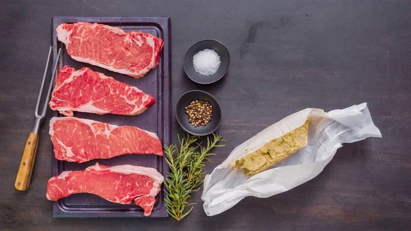 Ham New York şerit biftek ağaç kesme tahtası.