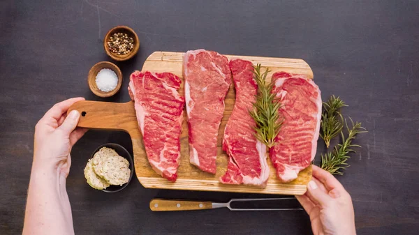 Ham New York şerit biftek ağaç kesme tahtası.