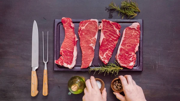 Rohe New York Streifen Steaks Auf Einem Holzschneidebrett — Stockfoto