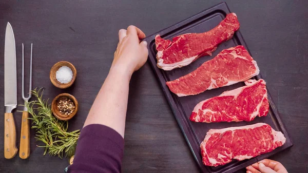 Rohe New York Streifen Steaks Auf Einem Holzschneidebrett — Stockfoto
