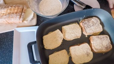 Adım adım. Kahvaltıda kızarmış ekmek hazırlama.