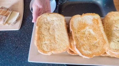 Adım adım. Kahvaltıda kızarmış ekmek hazırlama.