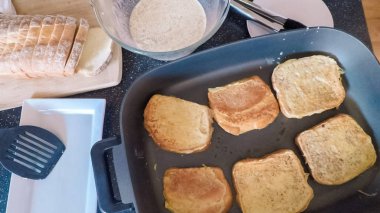 Adım adım. Kahvaltıda kızarmış ekmek hazırlama.