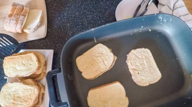 Adım adım. Kahvaltıda kızarmış ekmek hazırlama.