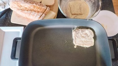 Adım adım. Kahvaltıda kızarmış ekmek hazırlama.