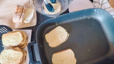 Adım adım. Kahvaltıda kızarmış ekmek hazırlama.