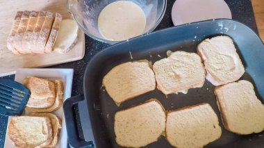 Adım adım. Kahvaltıda kızarmış ekmek hazırlama.
