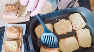 Adım adım. Kahvaltıda kızarmış ekmek hazırlama.