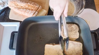 Adım adım. Kahvaltıda kızarmış ekmek hazırlama.