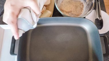 Adım adım. Kahvaltıda kızarmış ekmek hazırlama.