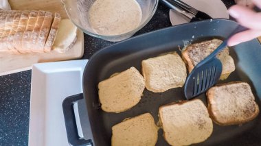 Adım adım. Kahvaltıda kızarmış ekmek hazırlama.