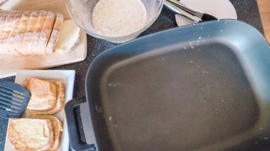 Adım adım. Kahvaltıda kızarmış ekmek hazırlama.