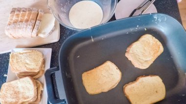 Adım adım. Kahvaltıda kızarmış ekmek hazırlama.