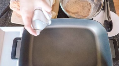 Adım adım. Kahvaltıda kızarmış ekmek hazırlama.