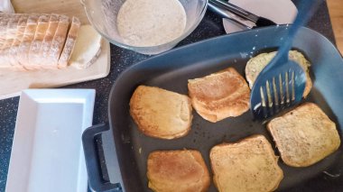 Adım adım. Kahvaltıda kızarmış ekmek hazırlama.