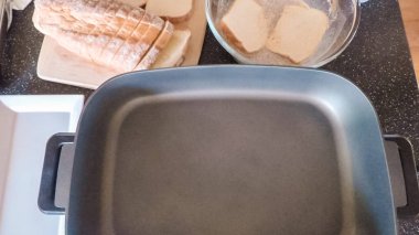 Adım adım. Kahvaltıda kızarmış ekmek hazırlama.