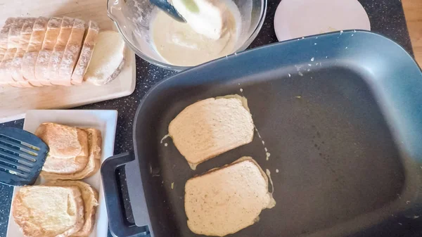 一歩一歩 朝食のフレンチ トーストを準備 — ストック写真