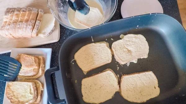 Adım adım. Kahvaltıda kızarmış ekmek hazırlama.