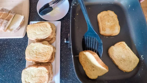 Adım adım. Kahvaltıda kızarmış ekmek hazırlama.