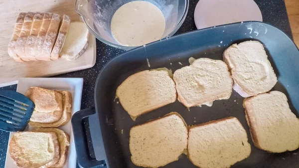 Adım adım. Kahvaltıda kızarmış ekmek hazırlama.