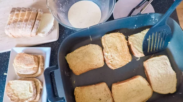 Adım adım. Kahvaltıda kızarmış ekmek hazırlama.