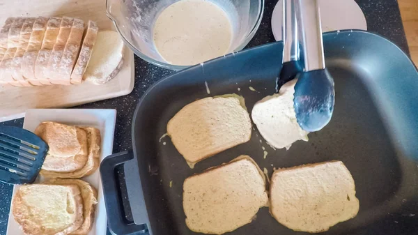 Adım adım. Kahvaltıda kızarmış ekmek hazırlama.