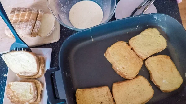Adım adım. Kahvaltıda kızarmış ekmek hazırlama.