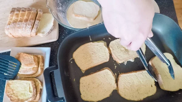 Adım adım. Kahvaltıda kızarmış ekmek hazırlama.