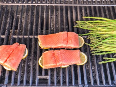 Adım adım. Limon outdooor gaz ızgara ile somon ızgara.