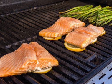 Adım adım. Limon outdooor gaz ızgara ile somon ızgara.