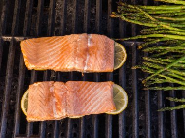 Adım adım. Limon outdooor gaz ızgara ile somon ızgara.