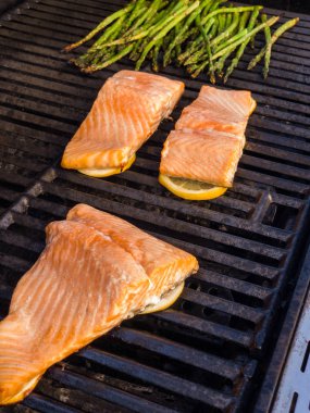 Adım adım. Limon outdooor gaz ızgara ile somon ızgara.