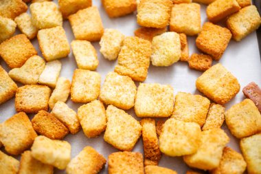 Sac pişirme üzerinde taze yumurtalı ekmek kruton.