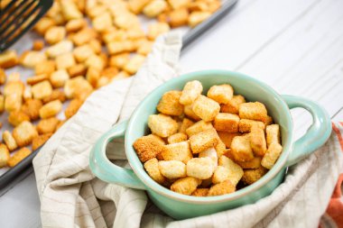 Taze yumurtalı ekmek kruton kabın içinde.