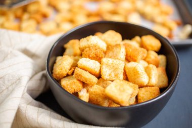 Taze yumurtalı ekmek kruton siyah kase.