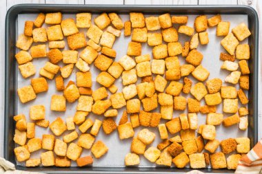 Sac pişirme üzerinde taze yumurtalı ekmek kruton.