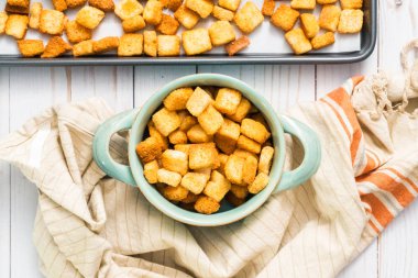 Taze yumurtalı ekmek kruton kabın içinde.