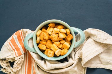 Taze yumurtalı ekmek kruton kabın içinde.