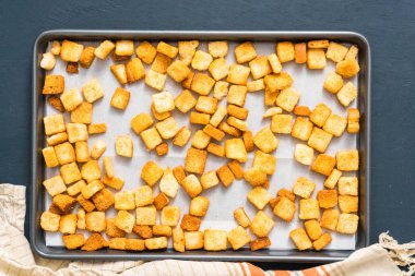 Sac pişirme üzerinde taze yumurtalı ekmek kruton.